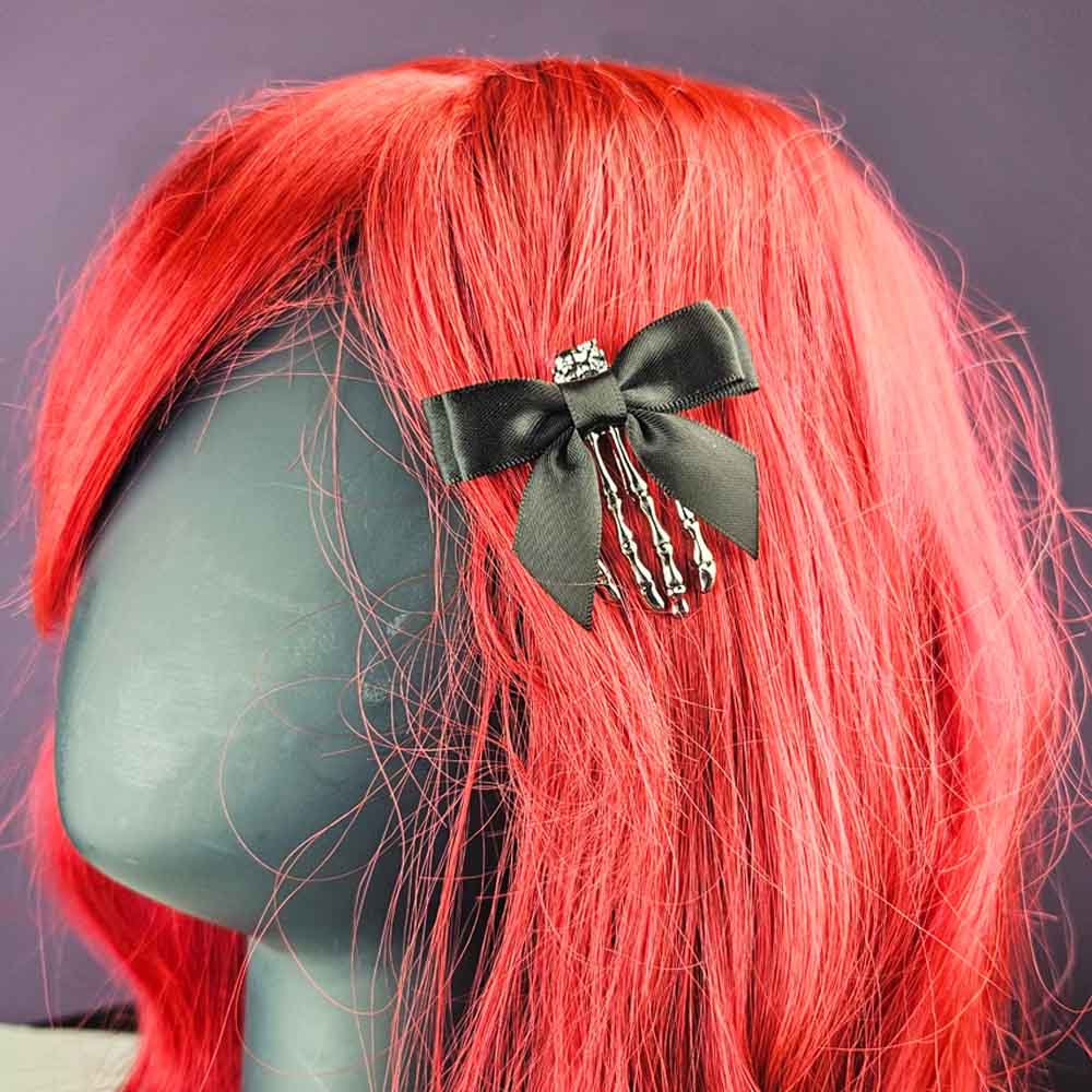 Attitude Hair Dye - Skull Hand Small Haarclip - Zwart